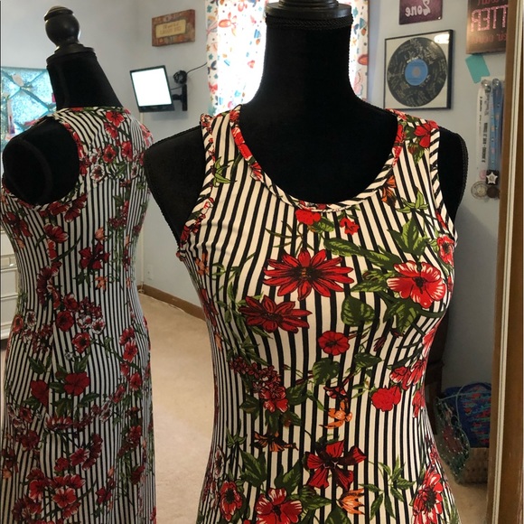 Discreet floral Maxi Dress - Picture 1 of 4